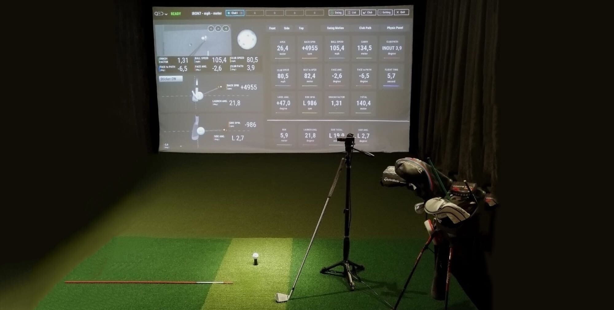 Профессиональный гольф-симулятор QED к услугам всех желающих в STRAWBERRY FIELDS GOLF RESORT!